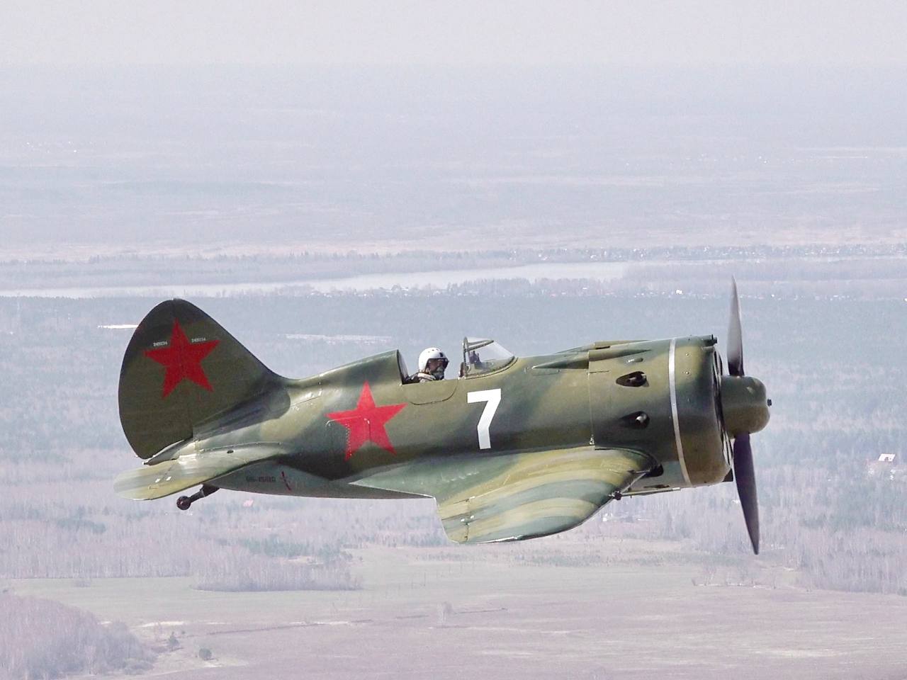 Восстановленный советский боевой истребитель И-16 поднялся в небо над Новосибирском